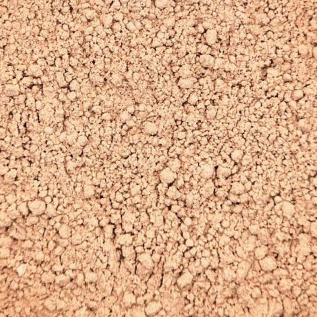 Close-up swatch showing long-wearing setting powder with soft matte texture that blurs pores and controls shine.