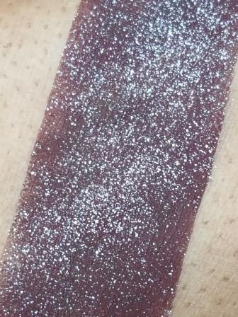 Swatch of loose shimmer eyeshadow with buildable pigments for bold color payoff. 